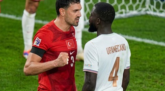 Maça damga vuran anlar! Merih Demiral kendisini zor tuttu
