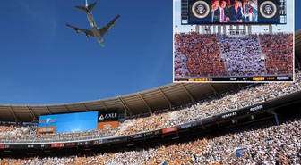 Trump maça böyle geldi! Air Force One stadyumu selamladı