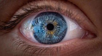 Göz taraması gerçek yaşınızı ele veriyor! Yapay zeka, biyolojik yaşlanmayı ve gizli hastalıkları retinadan okuyor