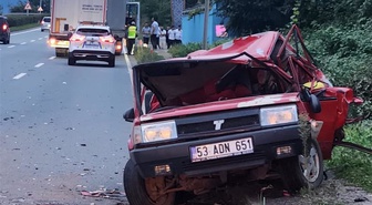 Rize'de dumanlar yükselen otomobile TIR çarptı! Baba, eşini ve 5 yaşındaki kızını saniyeler önce araçtan indirmişti
