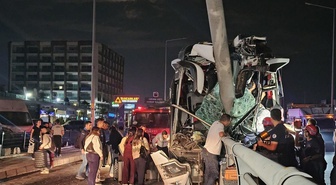 Adana'da yolcu otobüsü alt geçitte tabela direğine çarptı! 11 yaralı, sıkışan şoför 2 saatte kurtarıldı