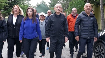 77 yaşındaki Kılıçdaroğlu'nun Abant yürüyüşü: Yanındaki gençlerden daha tempolu yürümesi dikkat çekti