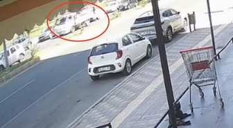 Diyarbakır'da ölüm getiren kapı! Motosikletli yola savruldu, üzerinden kamyonet geçti