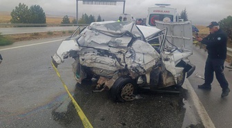 Eskişehir'de feci kaza: TIR'ın çarptığı otomobilde 2 kişi hayatını kaybetti