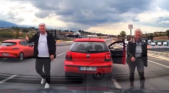 Yol kesen sürücü ve yanındaki şahıs, bedelini ağır ödedi