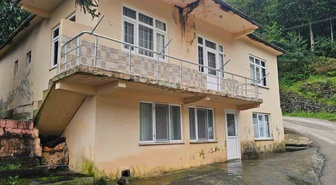 Artvin'de evin altından 8 aydır su fışkırıyor! Kaynağı bulunamadı, kardeşler zemini 9 yerden deldi