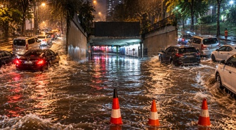 İstanbul'u sağanak esir aldı! Alt geçit kapandı, yollar göle döndü