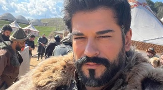 Burak Özçivit’ten aile pozu! Fahriye Evcen ve çocuklarıyla objektif karşısında