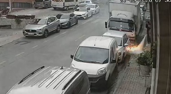Kağıthane'de yer altı kabloları alev aldı! Sürücü aracını çekerken patlama anı kamerada