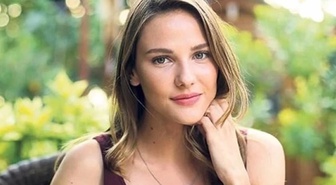 Alina Boz'dan karnı burnunda yeni pozlar! Kızını kucağına almak için gün sayıyor