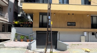 Binayı inşa ettiler, elektrik direğini hesaba katmadılar! Şimdi ise araçları sokağa park ediyorlar