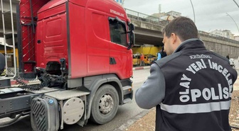Uşak'ta ışık yeşile döndü, harekete geçen tır 74 yaşındaki yayayı hayattan kopardı! Kaza anı kamerada