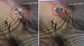 Kızıyla ekmek almaya giderken motosiklet çarptı! Korku dolu anlar kamerada