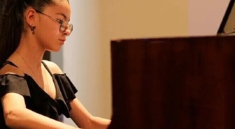 Boynunda fazladan kaburga çıktı! 3 yıldır piyano çalamayan 15 yaşındaki Alisya ameliyatla yeniden tuşların başında
