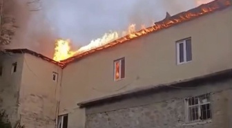Yüksekova'da köy okulu alev alev yandı! Bir vatandaş Türk bayrağını alevlerin arasından kurtardı