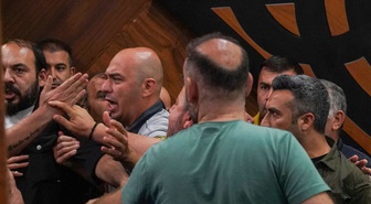CHP'den istifa eden Konyaaltı Belediye Başkanı Kotan'ın meclisinde arbede! Toplantı yarıda kaldı