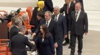 Genel Kurul'da dikkat çeken anlar! DEM Partili vekiller tokalaşmak için sıraya girdi