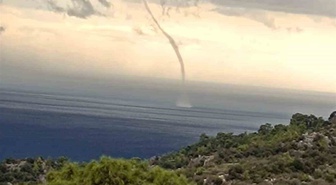 Kumluca'da denizde oluşan hortum karaya ulaştı! Seraların zarar gördüğü anlar kamerada