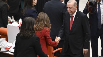 Erdoğan konuşmasını bitirdi, DEM Parti sıralarına yöneldi! Vekillerle tek tek tokalaştı