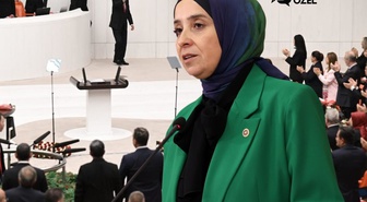 DEVA Partili Elif Esen'den 'ayağa kalkma' tartışmasına tepki: Sığ bir tartışma