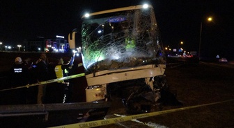 Otobüs ile çarpışan hafif ticari araçtaki karı-koca öldü: 3 yaralı