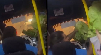 Kırmızı ışıkta bekleyen dolmuş şoförü, fiyatını uygun bulunca yolculara marul ısmarladı