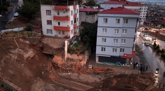 Kahramanmaraş'ta temel kazısında toprak kaydı, 2 bina boşaltıldı! Sakinlerden tepki: Biz öldükten sonra mı bakacaklar?