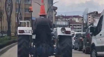 Bolu'da görenler gözlerine inanamadı! Başına trafik dubası geçirip traktör kullandı