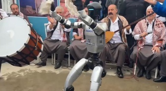 TEKNOFEST'te insansı robot sıra gecesinde göbek attı! Davul zurna eşliğinde mendil salladı