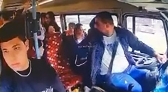 Adana'da yolcularla sohbete dalan minibüs şoförü önündeki dolmuşa çarptı! O anlar kamerada