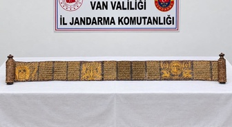 Van'da Tevrat olduğu değerlendirilen 310 santimlik eser ele geçirildi! Altın yaldızla işlenmiş