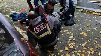 Şüpheliyle boğuşurken peruğu uçtu! Yardımına vatandaş koştu