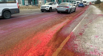 Tekirdağ'da OSB'deki cadde kırmızıya büründü! Yola dökülen boya yağış ve trafikle yayıldı