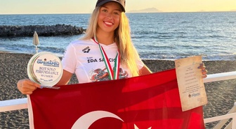 18 yaşındaki Eda Savcıgil okyanusta tarih yazdı! Catalina Kanalı'nı iki rekorla geçti