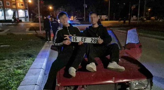 Eskişehir'de ehliyetine el konulan sürücüye 200 bin TL ceza! Plakayla poz veren gençler tutarı duyunca şoke oldu