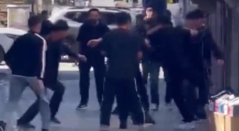 Iğdır'da 7 kişilik grup genci ayakkabı mağazasından çıkarıp muşta ve kesici aletlerle yaraladı! O anlar kamerada