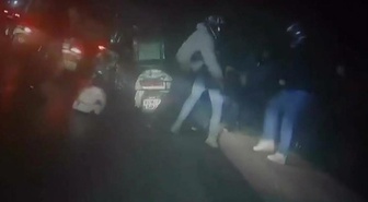 Ablasıyla ilişkisine karşı çıktı, çetesiyle saldırdı! Gözü dönmüş eşkıyanın yaptığını yanına kar kalmadı: Saldırı anı kamerada