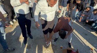 Taraklı'da damada düğün günü sürpriz! Ayaklarını tuzlu suyla yıkayıp toprak yolda yürüttüler