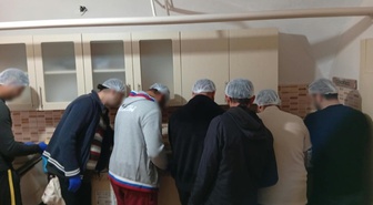Topluma böyle kazandırılıyorlar! Hükümlülere sofralık zeytin yapımı öğretildi