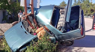 Amasya'da direğe çarpan otomobil ikiye ayrıldı! Sürücünün kediye çarpmamak için direksiyon kırdığı öne sürüldü