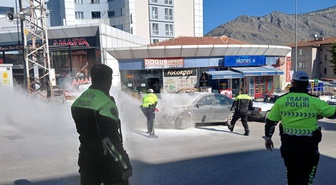 KPSS'ye giren gencin otomobili sınav sırasında alev aldı! Trafik polisleri tüple yetişti