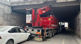 Malatya'da seyir halindeki vinç köprüye çarptı, arkadan gelen otomobil de vince çarptı! 4 yaralı