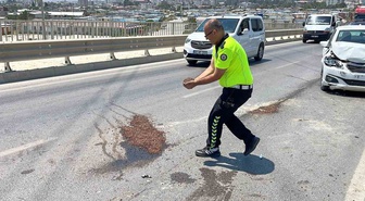 Hatay'da kaza sonrası yola dökülen yağı avuçlarıyla taşıdığı kumla kapatan trafik polisi takdir topladı