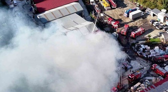 İstanbul Eyüpsultan'da yediemin deposunda yangın! Çok sayıda aracın bulunduğu alanı duman kapladı