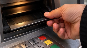 ATM'nin açığını keşfetti, 4 ayda milyoner oldu