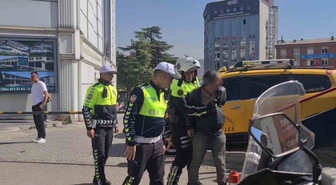Karabük'te bıçağı boğazına dayayan kişiyi trafik polisi böyle durdurdu! O anlar kamerada