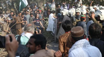 Pakistan'da İmran Han için başkente yürüyüş! Binlerce kişi İslamabad'a ilerliyor