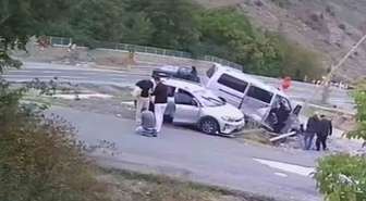 Gümüşhane'de minibüs dolmuş durağına savruldu! Durakta bekleyen kadın kazadan kıl payı kurtuldu