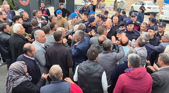 Malatya'da Emine Kolay davası ertelendi! 'Bıçağın üzerine düştü' diyen eşin tutukluluğu sürüyor, adliye önü karıştı