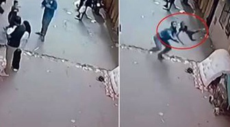 Balkondan düşen çocuğu havada yakaladı